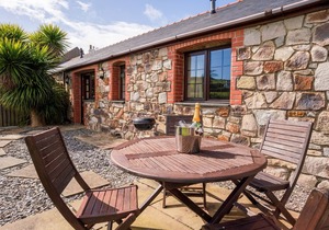 NYTH Y WENNOL, pet friendly, character holiday cottage in Abersoch