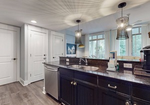 Observation Point gem w/pools, golf, marina, tennis & amazing locale