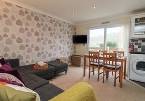 OCEAN BLUE, family friendly, country holiday cottage in Porthtowan