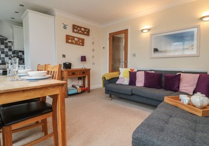 OCEAN BLUE, family friendly, country holiday cottage in Porthtowan