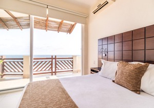 Ocean Front 4 Bedroom Penthouse with Resort Amenities Overlooking the Pacific!