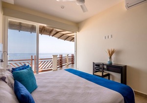 Ocean Front 4 Bedroom Penthouse with Resort Amenities Overlooking the Pacific!
