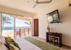 Ocean Front 4 Bedroom Residence with Resort Amenities Overlooking the Pacific!