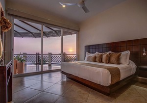 Ocean Front 4 Bedroom Residence with Resort Amenities Overlooking the Pacific!