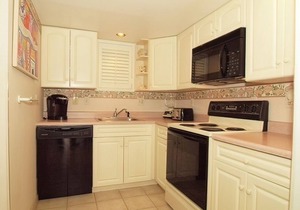 OCEAN FRONT CONDO. ENJOY YOUR MORNING COFFEE SITTING ON YOUR PRIVATE BALCONY WATCHING THE SUNRISE.