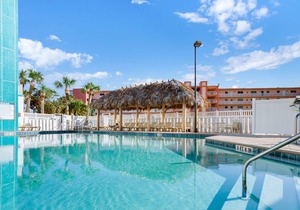 Ocean Front Condo - Excellent Location Next to Pier! Family Friendly