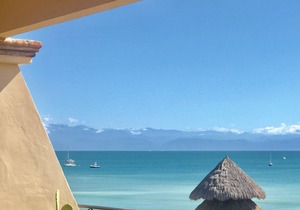 OCEAN FRONT VIEWS!!! Gated Develpment Beach Access and Walk to Everything!