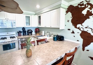 Ocean view condo with shaded lana'i, WiFi & shared pool, tennis, grills, cabana