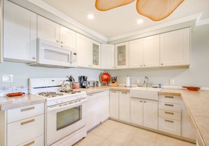 Ocean view condo with shaded lana'i, WiFi & shared pool, tennis, grills, cabana