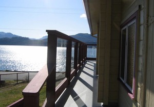 Ocean View Log Lodge with Restaurant and Beach. Hot breakfast included.