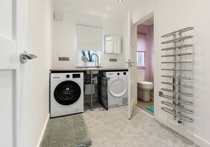 Ocean Waves - Ground Floor Apartment, Pet Friendly, Enclosed Garden