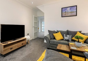 Ocean Waves - Ground Floor Apartment, Pet Friendly, Enclosed Garden