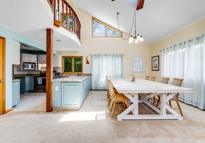 Ocean Way Estates retreat with large upper deck & enclosed patio - dog-friendly