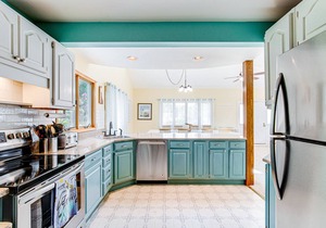 Ocean Way Estates retreat with large upper deck & enclosed patio - dog-friendly