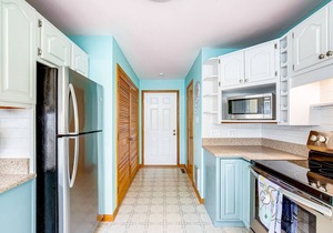 Ocean Way Estates retreat with large upper deck & enclosed patio - dog-friendly