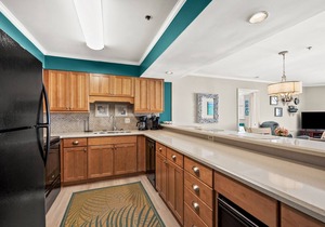 Oceanfront 2 bedroom condo w/beautiful views, workout room, pool, easy beach access
