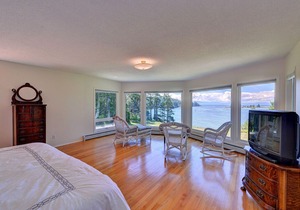 Oceanfront 3 Bedroom home with Stunning Views