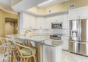 Oceanfront 5th-floor condo with balcony, gorgeous views & pool access
