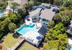Oceanfront 7 BR 7 BA Wonderful Pool Deck Beach gear and bike rentals included
