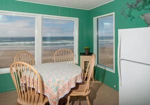 Oceanfront beach cabin, enjoy beach views and the deck at this pet friendly home