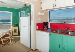 Oceanfront beach cabin, enjoy beach views and the deck at this pet friendly home