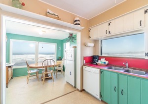 Oceanfront beach cabin, enjoy beach views and the deck at this pet friendly home