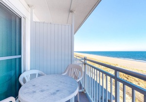 Oceanfront Condo with Balcony, Gorgeous Views, Washer/Dryer & Free WiFi