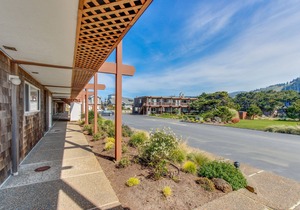 Oceanfront condo with easy beach access and amazing views