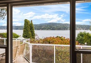 Oceanfront House, Sleeps 6, Hot tub, Parking