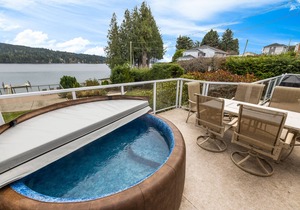 Oceanfront House, Sleeps 6, Hot tub, Parking