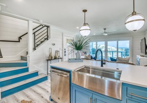 OCEANFRONT - OCEAN VIEWS - BEACHFRONT, 2 King Suites, Near Rosemary!
