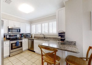 Oceanfront townhome with lovely ocean view, pool, fast WiFi & W/D