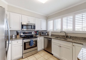 Oceanfront townhome with lovely ocean view, pool, fast WiFi & W/D
