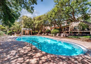 Oceanfront townhome with lovely ocean view, pool, fast WiFi & W/D
