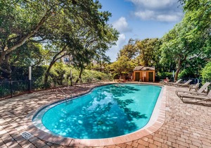Oceanfront townhome with lovely ocean view, pool, fast WiFi & W/D