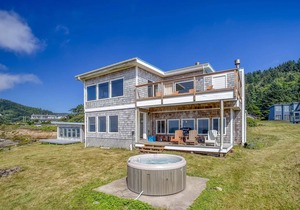 Oceanfront Upper Level Duplex in the heart of Yachats