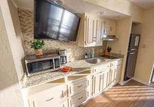 Oceanfront Views, Recently Renovated Kitchen,Pools
