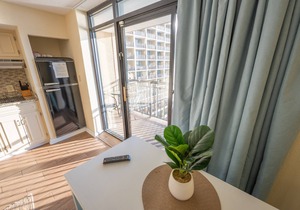 Oceanfront Views, Recently Renovated Kitchen,Pools