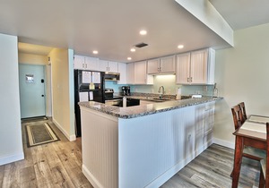 Oceanfront Waterpointe1 1003-3b/2b-Sleeps 6-Balcony-WIFI-TV-Pool-Family Friendly