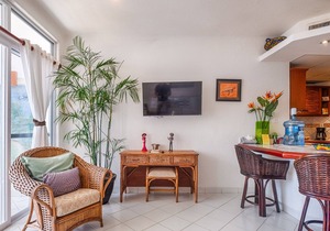 Oceanview Condo with Balconies, Pool & Daily Service