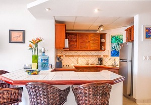 Oceanview Condo with Balconies, Pool & Daily Service