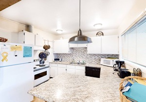 Oceanview Lower-Level Duplex Across the Street from the Beach - Dogs OK