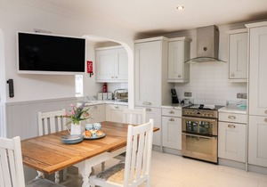 OFFSHORE, pet friendly, country holiday cottage in Porthtowan