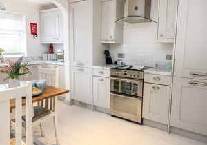 OFFSHORE, pet friendly, country holiday cottage in Porthtowan