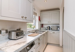 OFFSHORE, pet friendly, country holiday cottage in Porthtowan