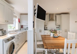 OFFSHORE, pet friendly, country holiday cottage in Porthtowan