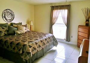 OH WOW! 5 minutes from the beach with free parking......!!
