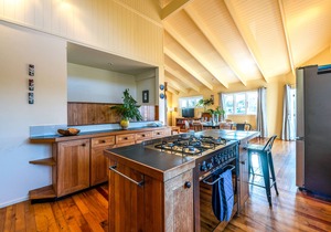 Okahu House - Surfdale Holiday Home