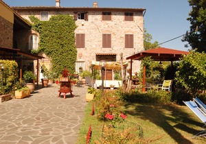 Old stone farmhouse near Lucca, Tuscany.