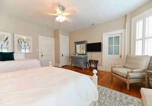 Old world charm downtown Edenton near the harbor, with homemade breakfast daily